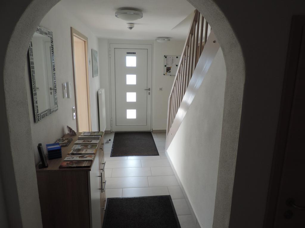 Pension Am Kirchberg Wehringen Extérieur photo